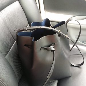 墨黑真皮抽繩水桶手提包
